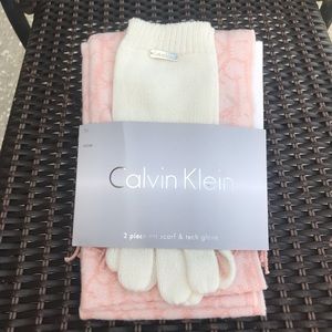 Calvin Klein 2 Pc Set Gloves Scarf New PiNk White